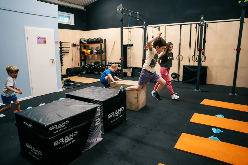 Dzieci na zajęciach CrossFit Kids