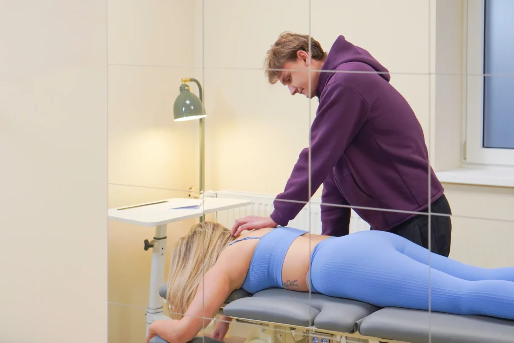 Terapeuta podczas sesji Bodywork