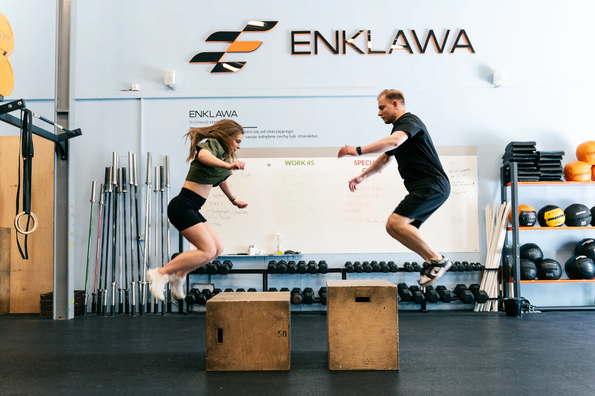 Skoki na skrzynię w Enklawie